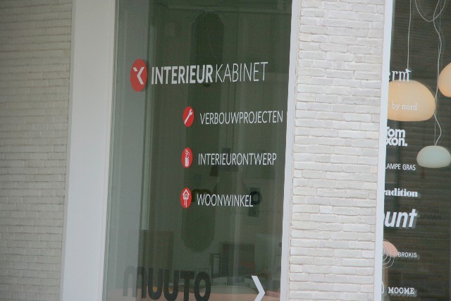 logo op etalageraam Interieurkabinet