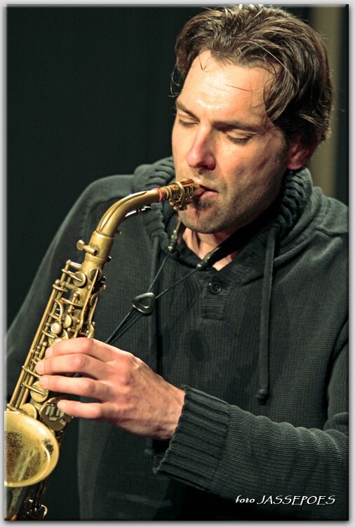 Ben Sluijs speelt altsaxofoon