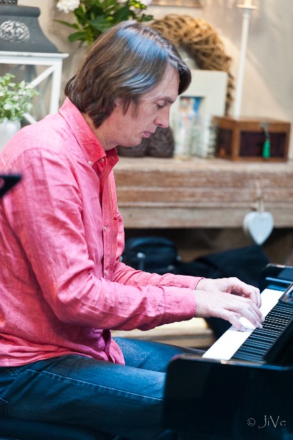 Free Desmyter speelt piano