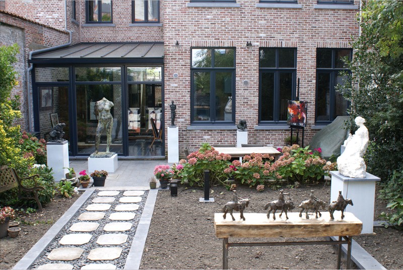 zicht op huis vanuit tuin