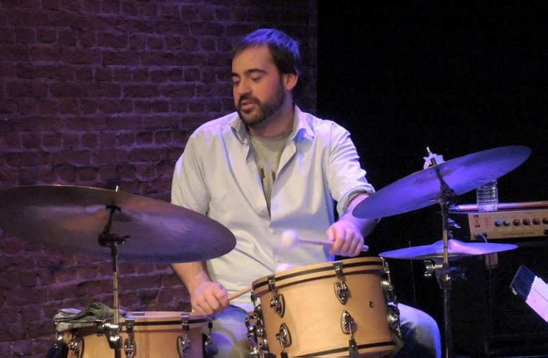 Tom Lambrecht op drums