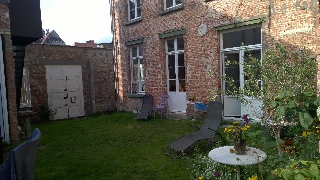 zicht met tuin en gevel