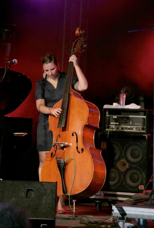 Anneleen Boehme aan de contrabas tijdens Dinant Jazz 2013