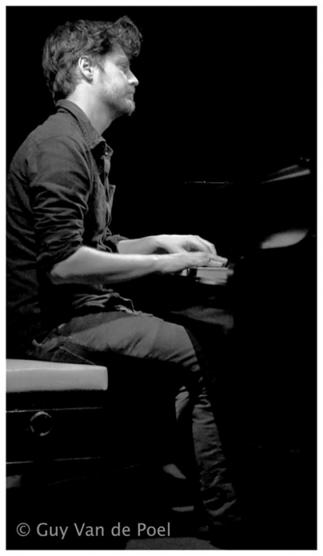Thijs Troch aan de piano