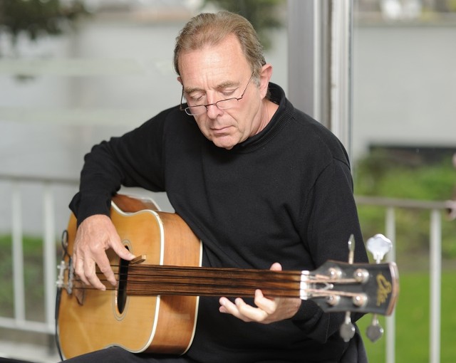 Nico Moureau speelt gitaar
