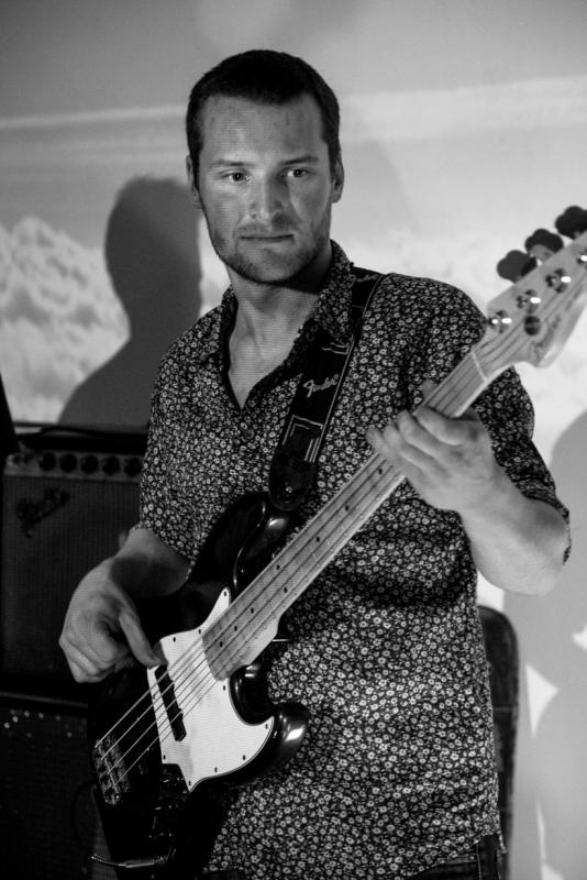 Otto Kint speelt bas