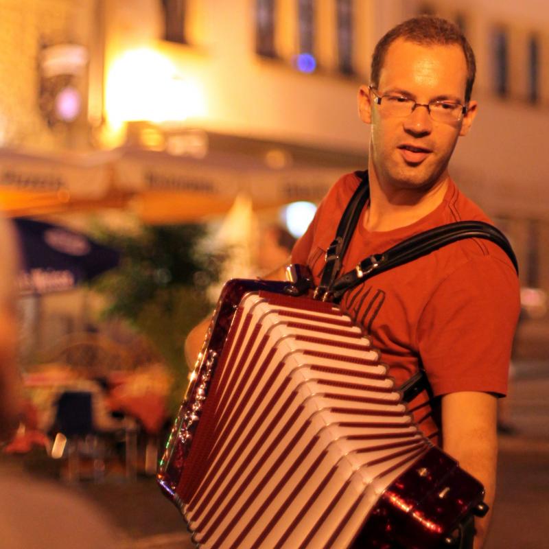 Vincent Verhelst speelt accordeon