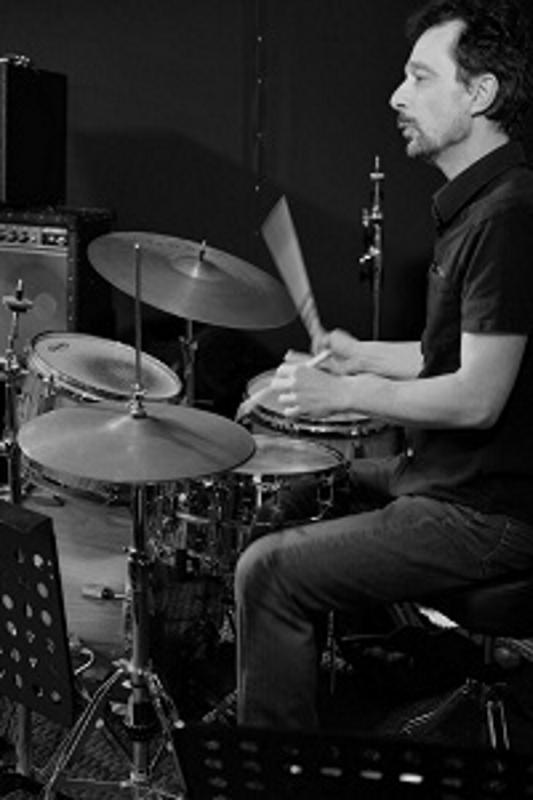 Herman Pardon speelt drums