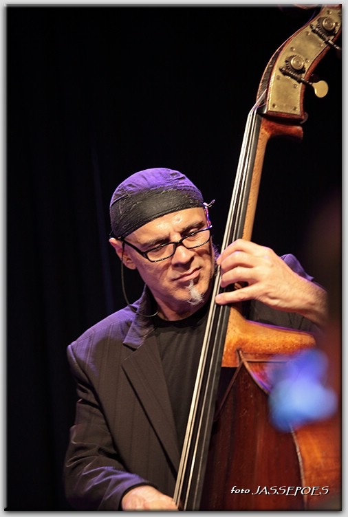 Sal La Rocca speelt contrabas