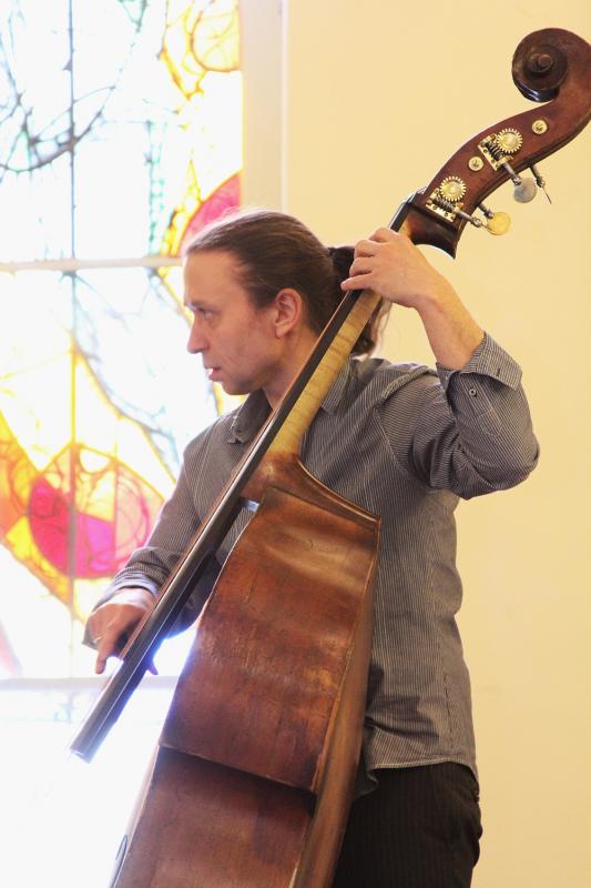 Maciej Domaradzki speelt bas
