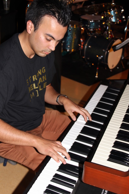 Brandon Saeyvoet speelt toetsen van de Hammond orgel