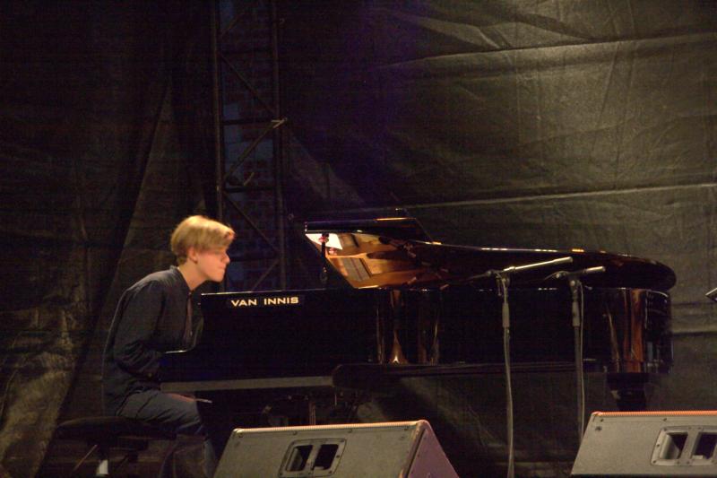Hendrik Lasure speelt piano op finale JazzContest Mechelen 2017