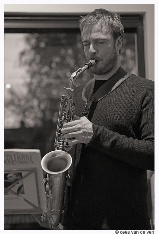 Erik Bogaerts speelt sax