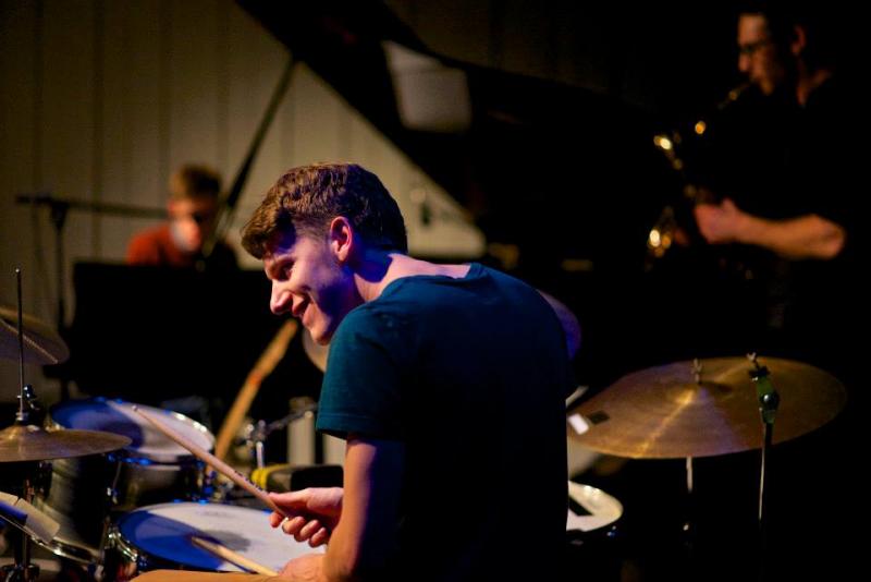 Jakob Eykens speelt drums