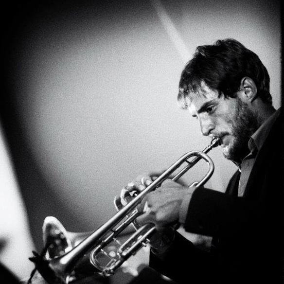 Sam Joris speelt trompet