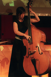 Yannick Peeters speelt bas