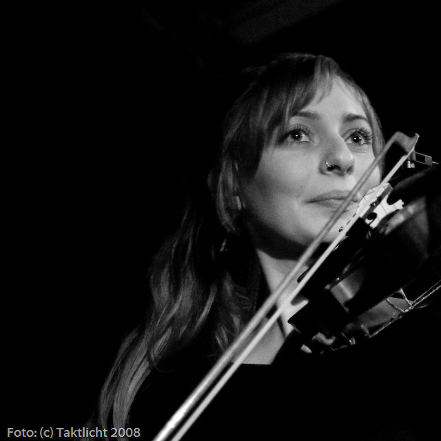 Alina Bauer speelt viool