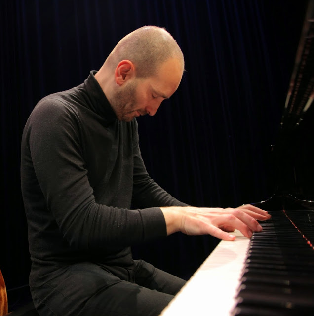 Arben Ramadani  speelt piano