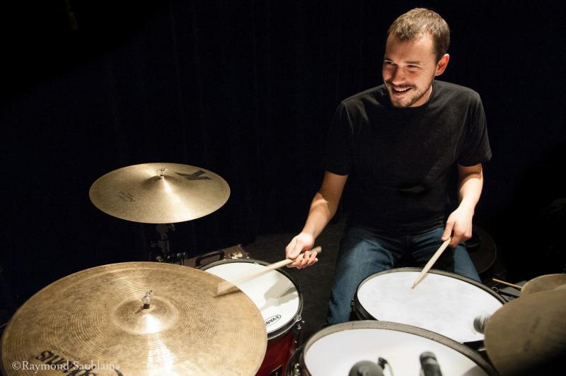 Jérôme Baudart speelt drums