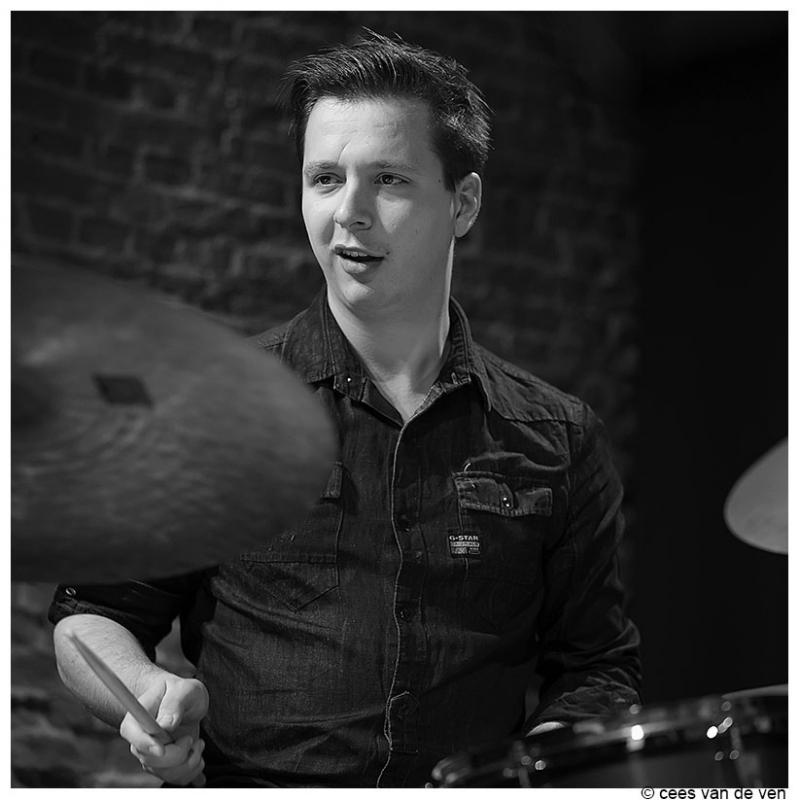 Matthias De Waele speelt drums