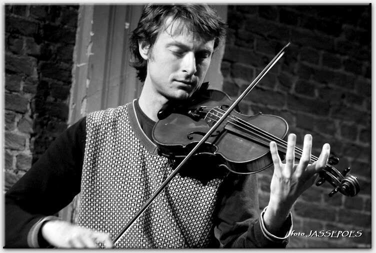 Nicolaas Cottenie speelt viool in de Jazzzolder 2010