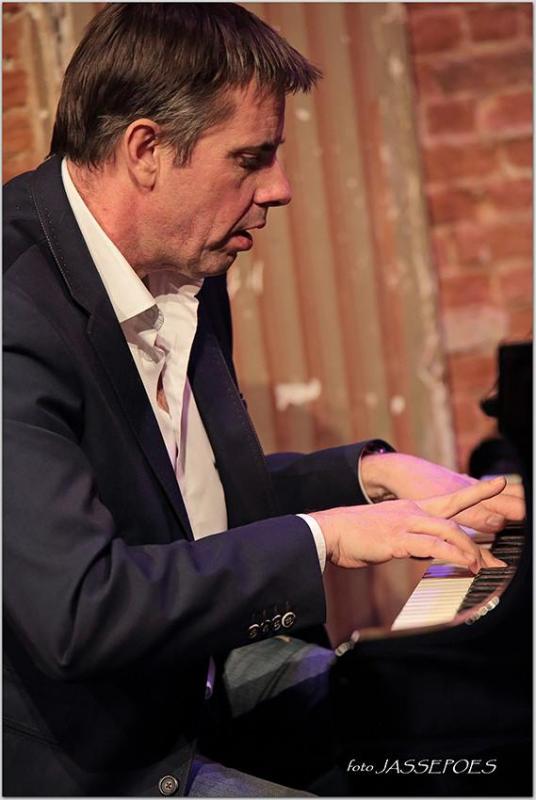 Paul Stark speelt piano in Jazzzolder