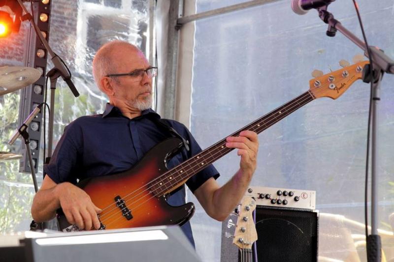 Peter Gheysen speelt elektrische bas