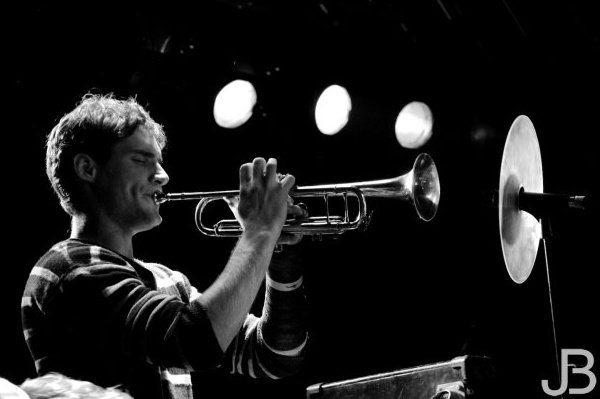 Sam Joris speelt trompet