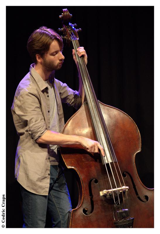Tijs Klaassen speelt bas in Jazzzolder aug 2017