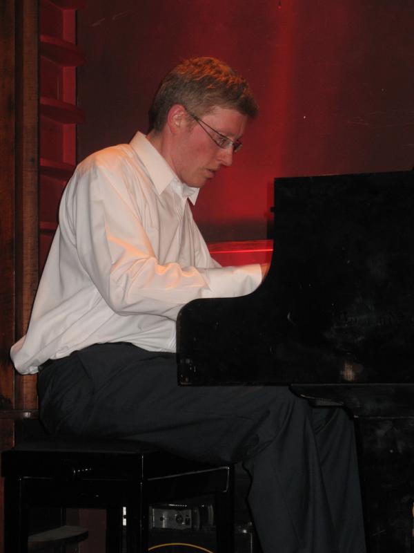 Yves Gourmeur speelt piano