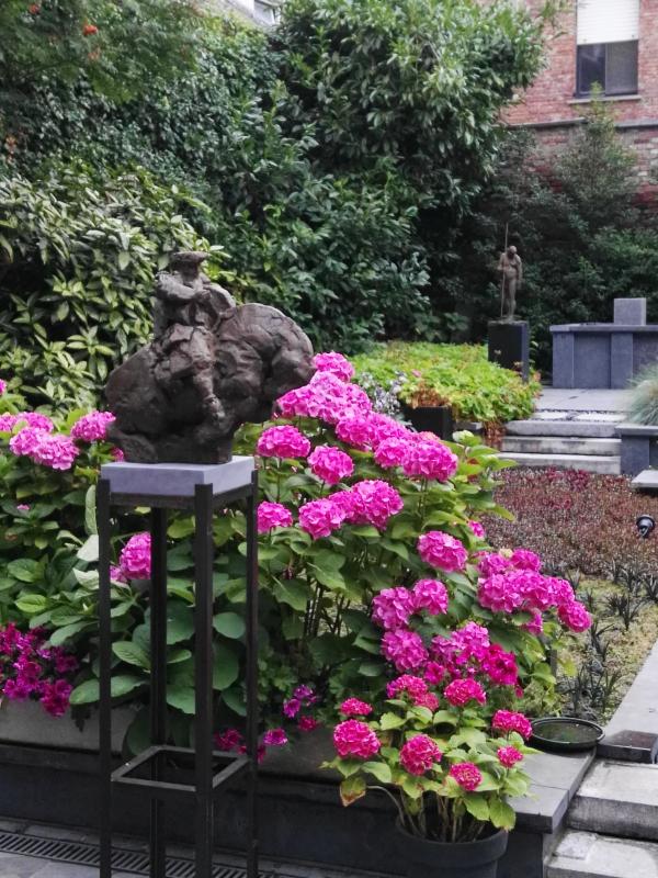 beeld Roger met tuinzicht