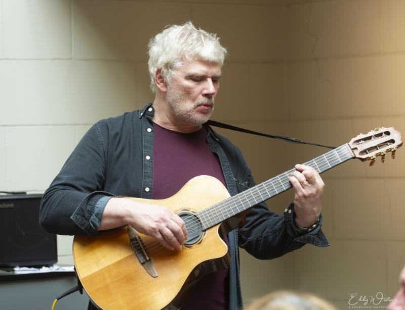 Robert Falk speelt gitaar op Jazzathome 2018