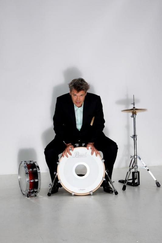 Michiel Westerhuis poseert met drums