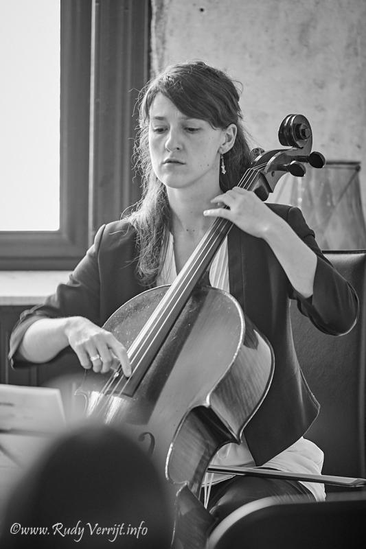 Eline Duerinck speelt cello bij Heerenpracht op Jazzathome 2018