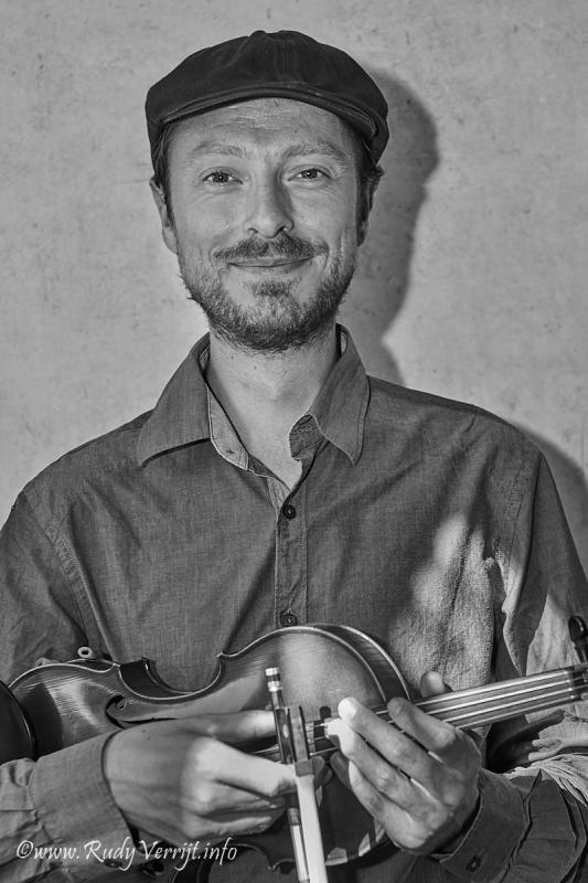 Nicolaas Cottenie poseert met viool bij Heerenpracht bij Jazzathome 2018