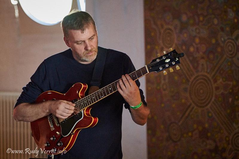 Gunther Valckenier speelt gitaar op Jazzathome 2018