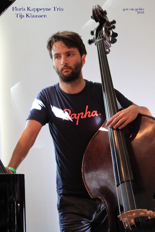 Tijs Klaassen speelt bas op Jazzathome 2018