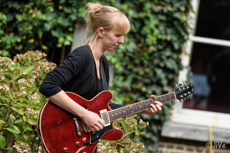 Marijke Hellemans speelt gitaar op Jazzathome 2018