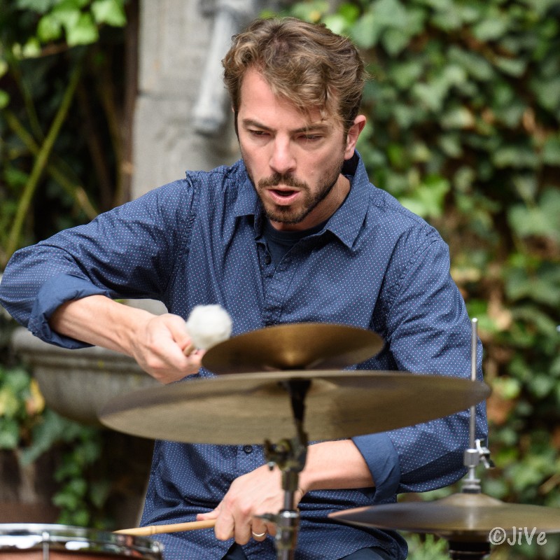 Yves Peeters speelt drums op Jazzathome 2018