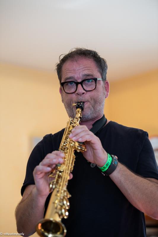 Marc Bouter speelt sax op Jazzathome 2018