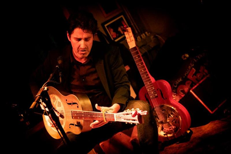 Fernando Neris speelt gitaar