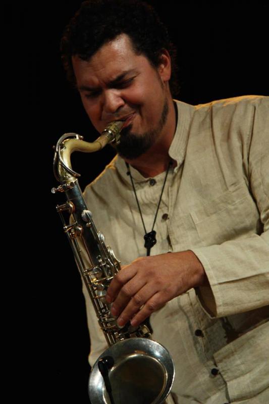 Claudio Rocha  speelt sax