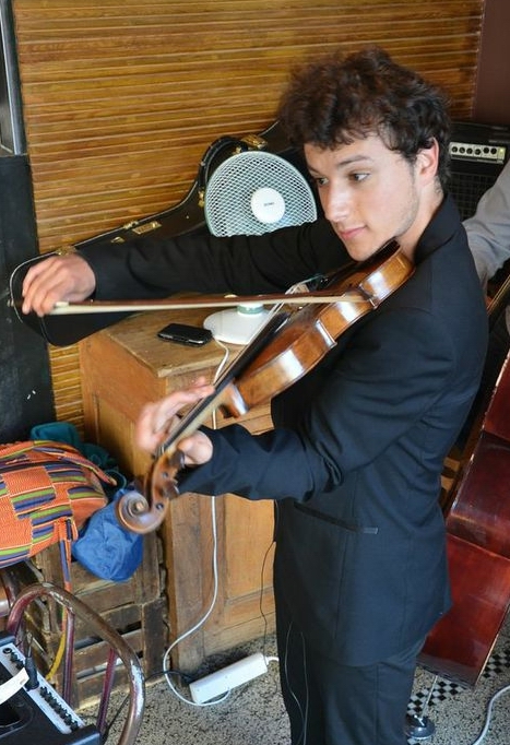 Leo Ullmann speelt viool
