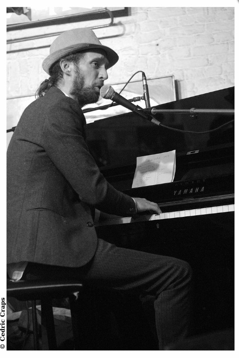 Ilja De Neve speelt piano