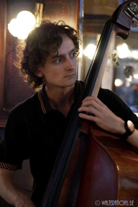 Jef Manderveld speelt contrabas