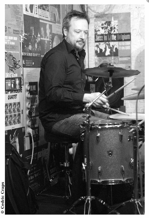 Koen Van Peteghem speelt drums