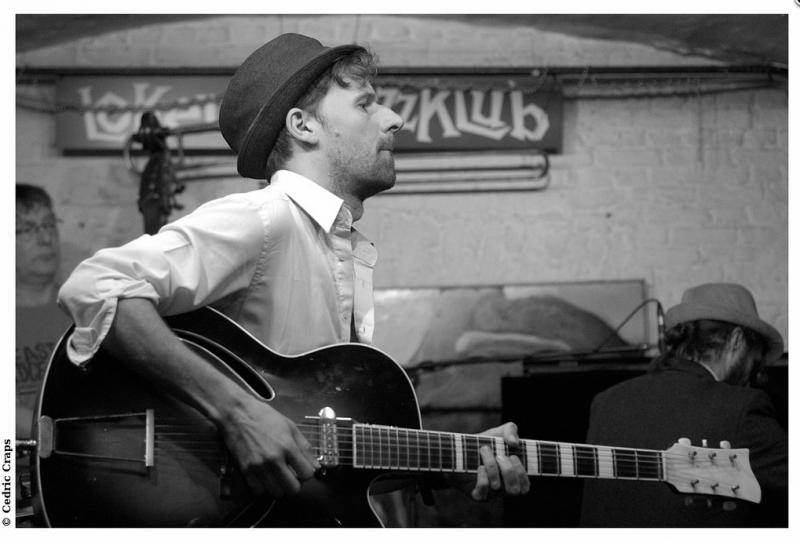 Kurt De Bruyn speelt gitaar