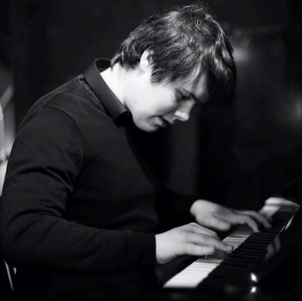 Milan Verbist speelt piano