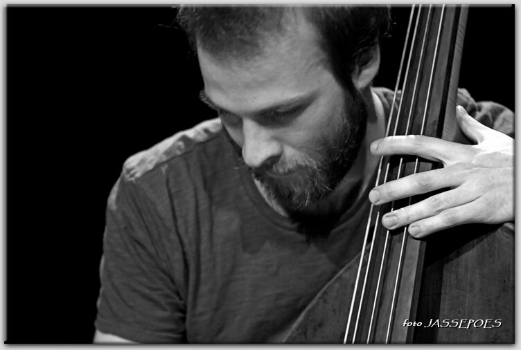 Lennart Heyndels speelt bas