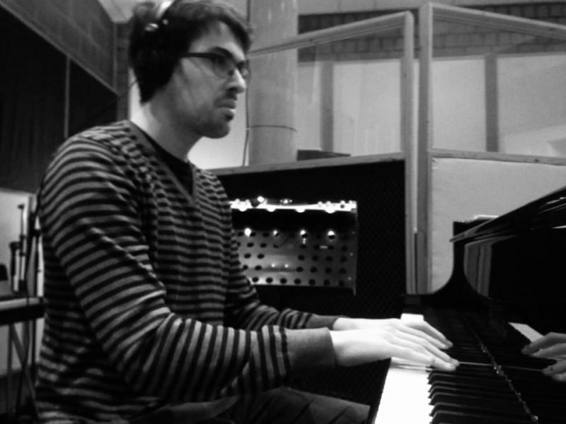 Simon Groppe speelt piano
